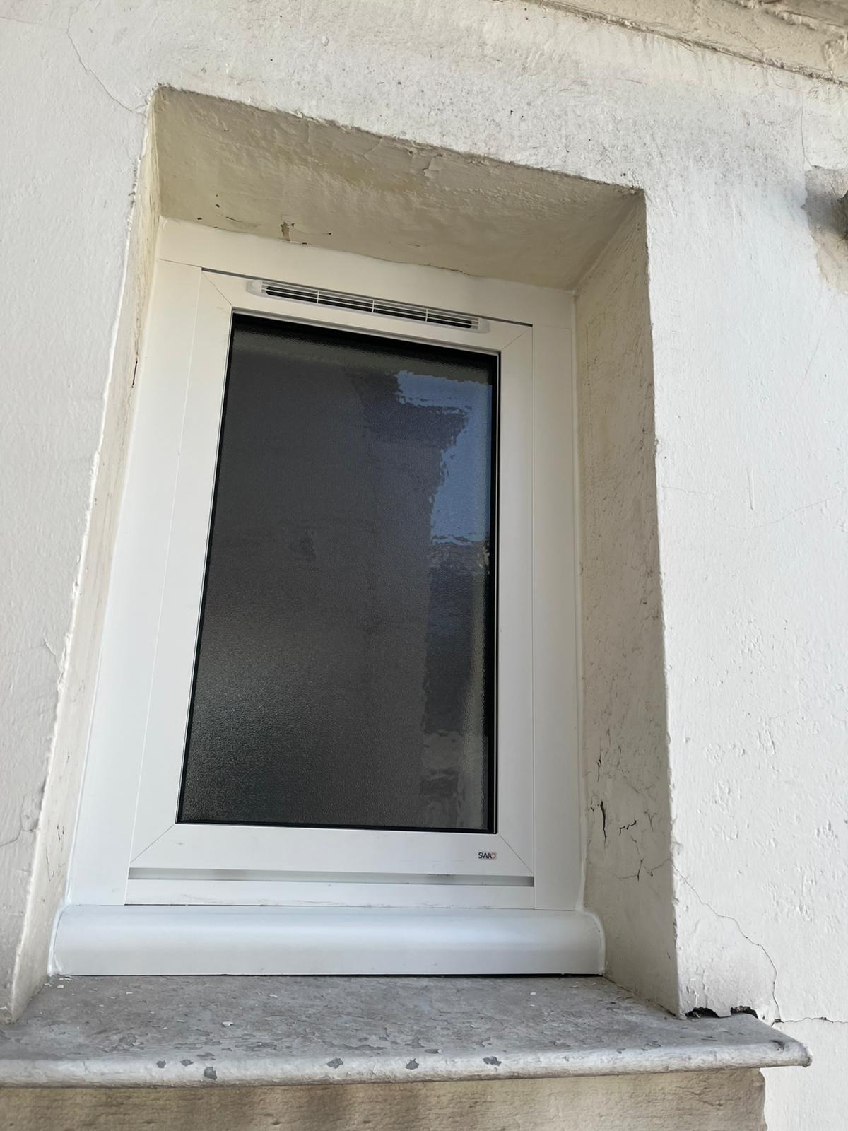 Fenêtre coulissante en aluminium noir avec grande baie vitrée offrant une vue panoramique